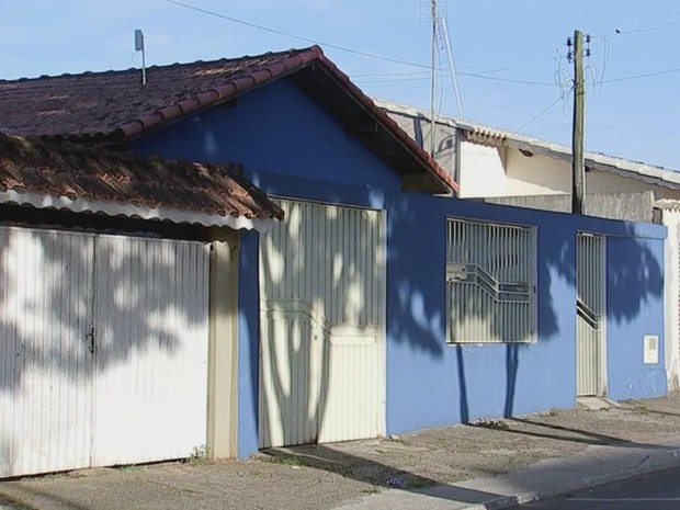 Diretora foi achada morta dentro da própria casa (azul) (Foto: Reprodução/ TV TEM)