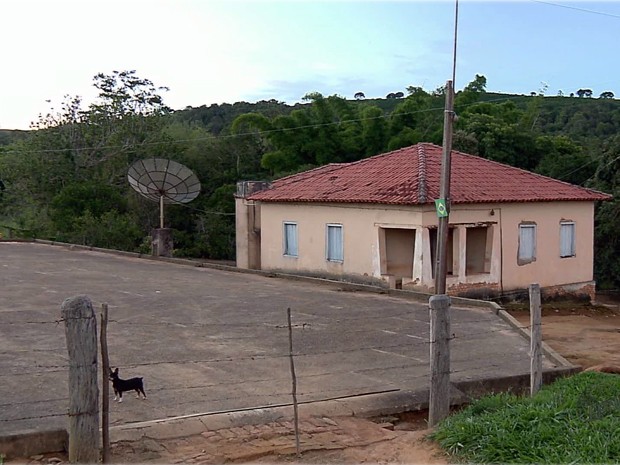 Irmãos foram encontrados mortos dentro de casa, em Coqueiral, MG (Foto: Claudemir Camilo / EPTV)