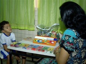 Professora se dedica a alfabetizar alunos com necessidades especiais  (Foto: Reprodução/TV Anhanguera)