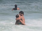 Duda Nagle beija muito em dia de sol na praia
