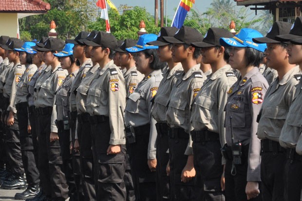 Novas policiais mulheres participam de cerimônia oficial na Indonésia no dia 3 de junho; exigência de teste de virgindade para mulheres que querem se tornar policiais no país é contestada por organização de direitos humanos (Foto: Freddy Umar/AFP)