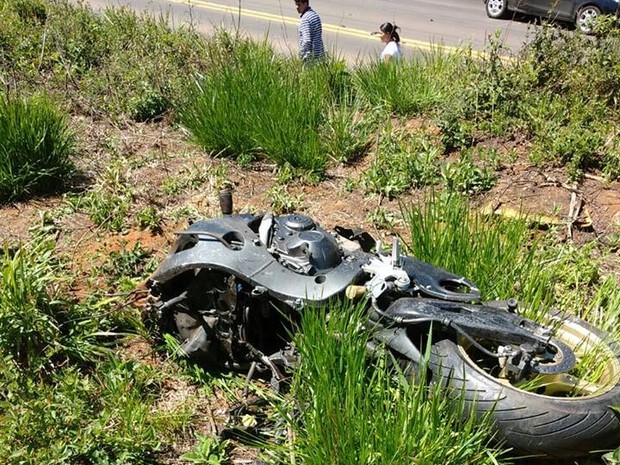 Moto e carro ficaram destruídos no acidente em SC (Foto: Atual FM/Divulgação)