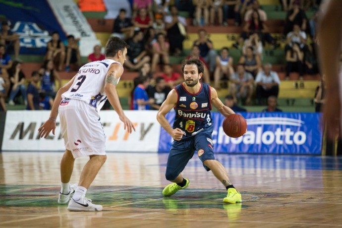 Gustavinho protagonizou um dos lances mais bonitos da semana com uma ponte-aérea para Marcão (Foto: Caio Casagrande/Bauru Basket)