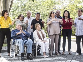 Yoná Magalhães ao lado de Rosa Maria Murtinho, Ney Latorraca, Flavio Migliaccio, Eva Todor, Aracy Balabanian e Orlando Drummond em homenagem ao talento brasileiro na campanha de fim de ano da Globo (Foto: Aline Massuca / Globo)