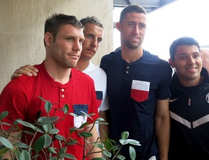 Jagielka, Gary Cahill  Milner Inglaterra tiram foto com fãs em frente ao hotel (Foto: Cíntia Barlem)