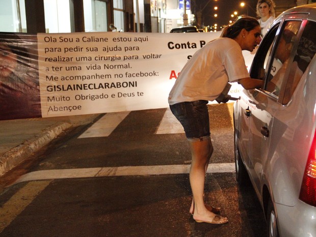 Gislaine pede ajuda no trânsito para conseguir operar a filha (Foto: Fabio Rodrigues/G1) Gislaine pede ajuda no trânsito para conseguir operar a filha (Foto: Fabio Rodrigues/G1)