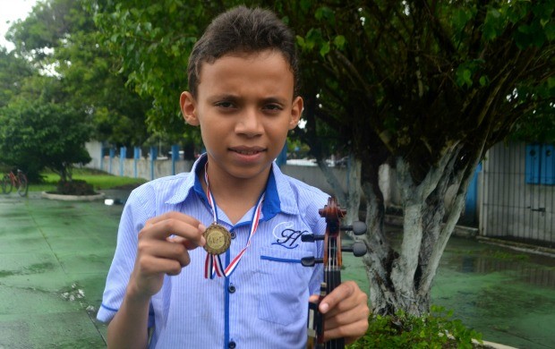 Violinista Abner Campos venceu concurso de música na Guiana Francesa (Foto: Fabiana Figueiredo/G1)