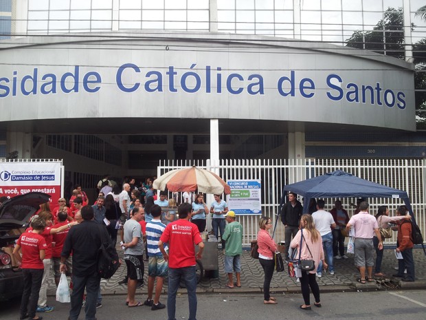 Mais de 500 candidatos realizam a prova em Santos (Foto: Leandro Campos / G1 Santos)