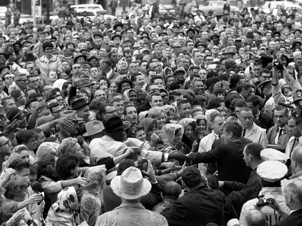 Kennedy é cercado por multidão em Fort Worth, no Texas, em 22 de novembro de 1963, dia de sua morte (Foto: Cecil Stoughton/The White House/John F. Kennedy Presidential Library/Reuters)