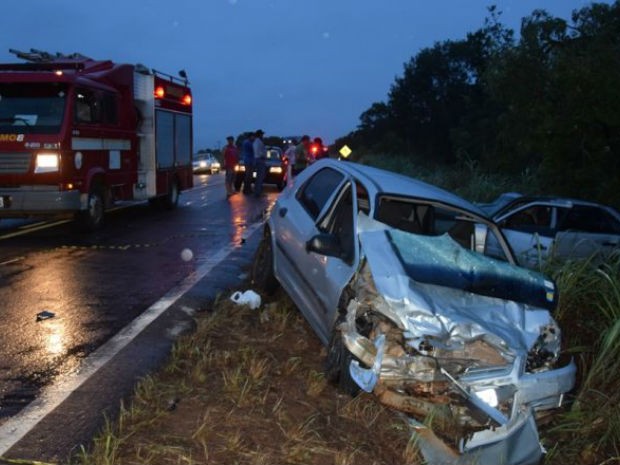 G1 Batida Entre Dois Carros Deixa Mortos E Feridos Na To 080