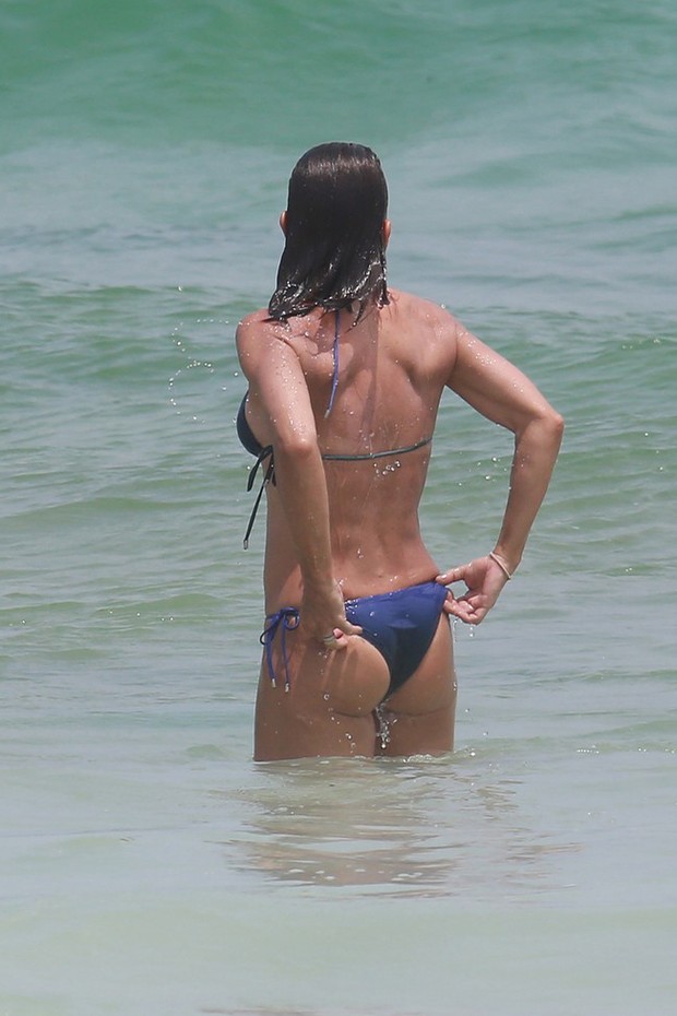 Carla Marins na praia da Barra da Tijuca, RJ (Foto: Dilson Silva / Agnews)