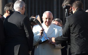 Papa Francisco recebe trofu do San Lorenzo (Foto: Ap)