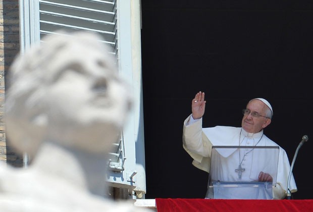 Papa Francisco faz a oração do Ângelus neste domingo (18) e diz estar rezando pelo Egito (Foto: Vicenzo Pinto/AFP)