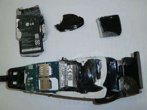 Visitante tentava entrar no CDP de Suzano com bateria e placa de celular ocultas no corpo de uma máquina de cortar cabelos. (Foto: SAP/ Divulgação)