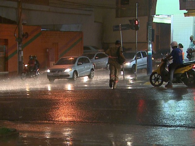 Chuva chegou no início da noite desta sexta-feira (19) a Ribeirão Preto (Foto: Reprodução/EPTV)