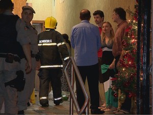 Elevador despencou do 13° andar de prédio em Porto Alegre (Foto: Reprodução/RBS TV)