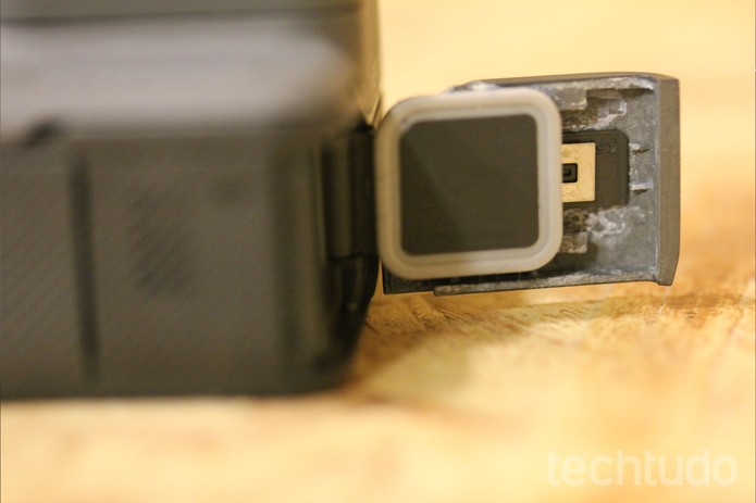 Material que reveste a entrada da GoPro Hero5 Black oxida com facilidade (Foto: Luana Marfim/TechTudo) Material que reveste a entrada da GoPro Hero5 Black oxida com facilidade (Foto: Luana Marfim/TechTudo)