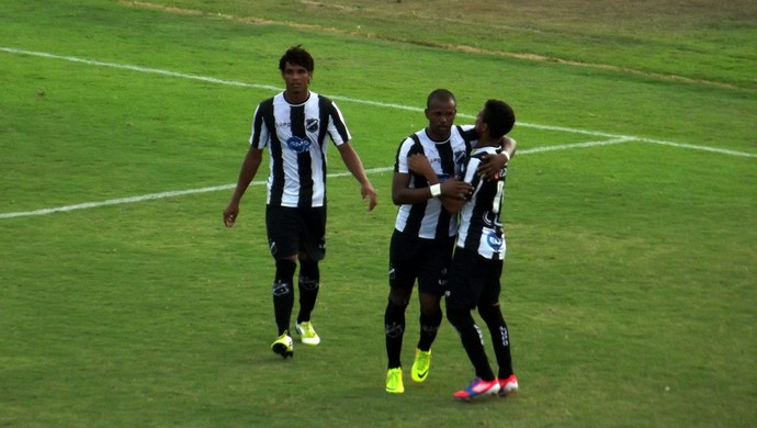 Williams comemora o gol do ABC, no jogo-treino contra o time do CSP-PB (Foto: Klênyo Galvão)