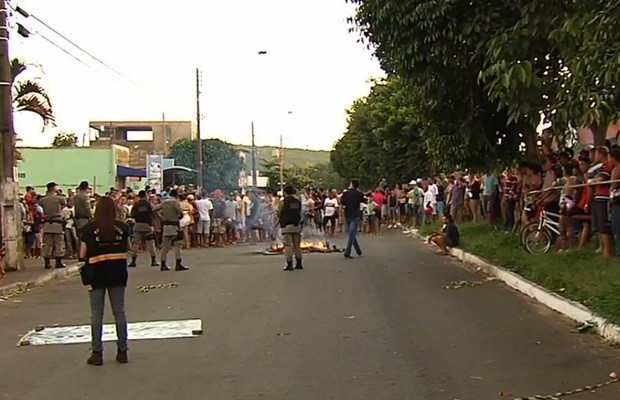 Moradores fizeram protesto após morte de comerciante, em Aparecida de Goiânia (Foto: Reprodução/TV Anhanguera)