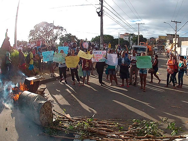 G1 Moradores Fecham Rua Em Protesto Em Nova Sussuarana Salvador Notícias Em Bahia 