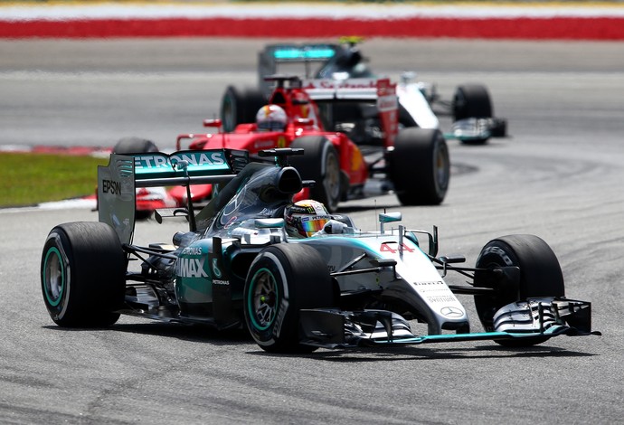 Lewis Hamilton não conseguiu segurar Sebastian Vettel no GP da Malásia deste domingo (Foto: Getty Images)