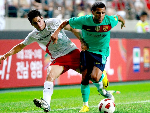 Molina na partida do Seoul contra Daniel Alves do Barcelona (Foto: Getty Images)