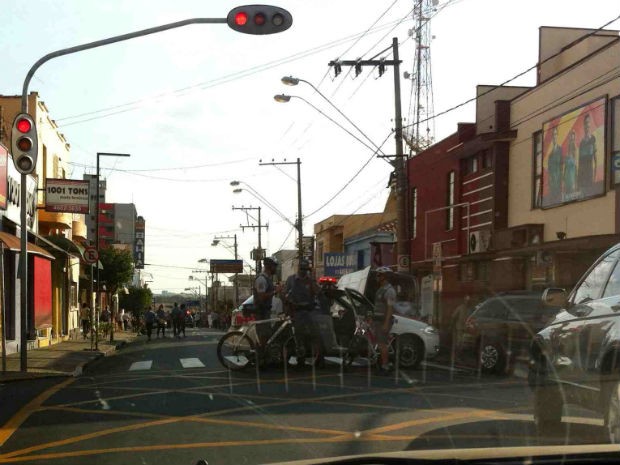 Policial e ladrão ficam feridos em troca de tiros após roubo em Salto (Foto: TEM Você)