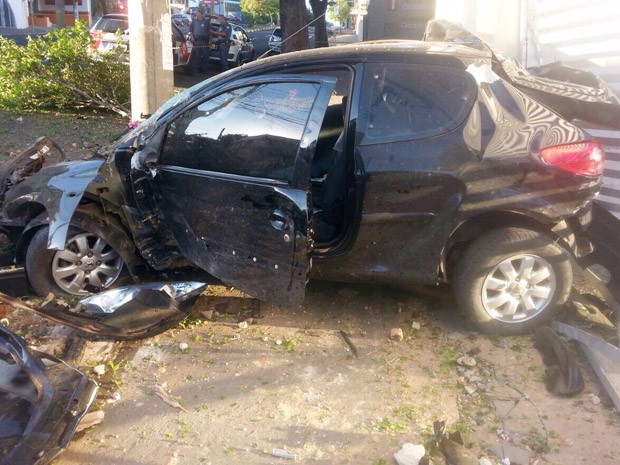 Veículo atingiu duas árvores, um poste e um portão de estabelecimento comercial (Foto: Katiuscia Reis/Tv Fronteira)