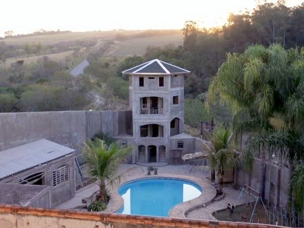 Piscina no 'castelo' do cantor José Rico em Limeira (Foto: Reprodução/TV Globo)