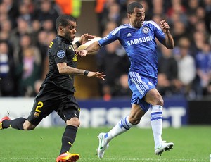 Daniel Alves e Ashley Cole - Chelsea X Barcelona (Foto: Ag. AFP)