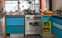 Decoração aposta no néon para dar vida à cozinha, à sala... inspire-se! (Edu Castello/Casa e Jardim)