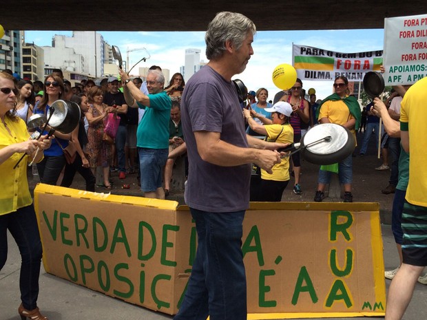 Grupo faz panelaço no vão livre do Masp e defende que 'a verdadeira oposição é na rua' (Foto: Isabela Leite/G1)