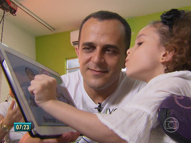 Livox foi criado para ajudar Clarinha a se comunicar (Foto: Reprodução / TV Globo)