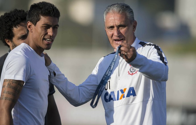 Paulinho acha difícil voltar ao Brasil, mas põe Timão como primeira opção