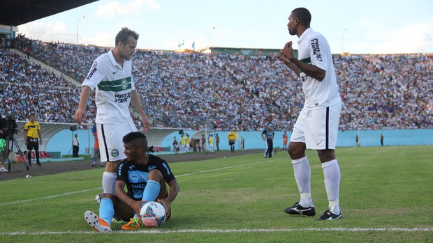 Chico e Pereira, do Coritiba, com Weverton, do Londrina (Foto: Fernando Araújo)
