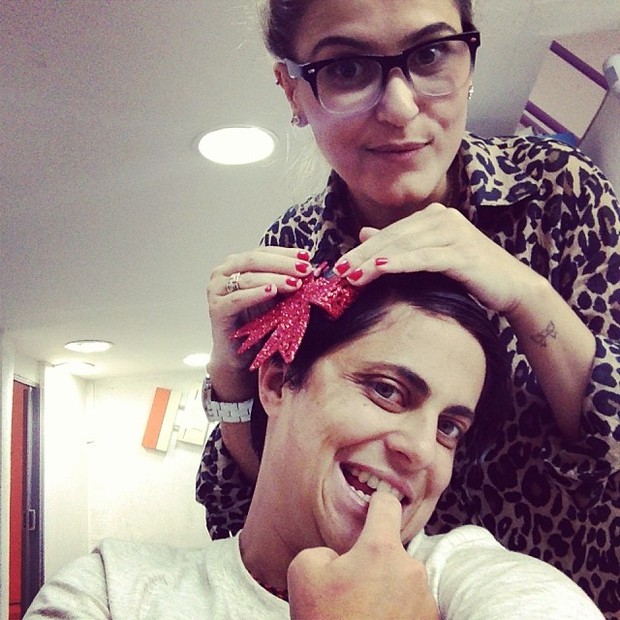 Thammy Miranda coloca lacinho no cabelo (Foto: Instagram / Reprodução)