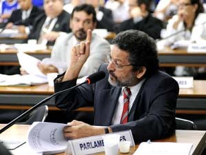 O deputado federal Paulo Rocha (PT-PA) em comissão da Câmara, em maio (Foto: Janine Moraes/Agência Câmara)