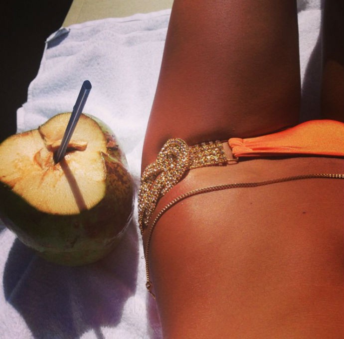 namorada de götze água de coco (Foto: Reprodução / Instagram)