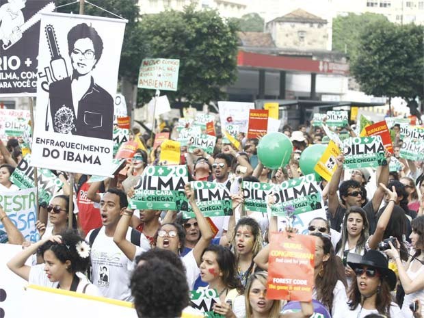 Manifestantes interditaram as avenidas Rio Branco e Almirante Barroso na tarde desta segunda (Foto: Rodrigo Gorosito/G1)