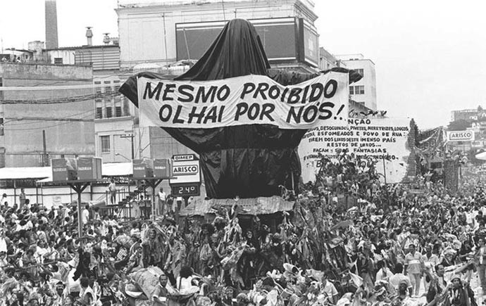 31 de março de 1989 – Joãosinho causou polêmica com uma imagem do Cristo Redentor vestido de mendigo na Beija-Flor; a escola foi vice-campeã naquele ano.