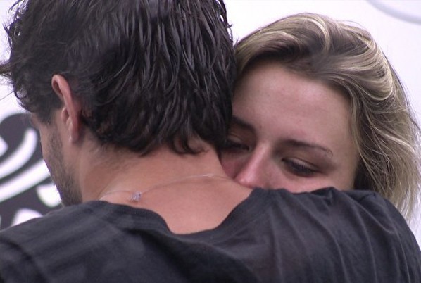 Fernanda chora e André lhe dá um beijo: 'Você é o meu apoio aqui' (Foto: BBB/TV Globo)