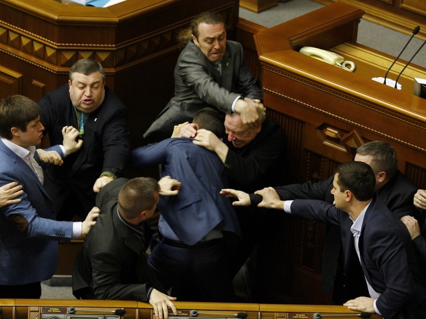 Membros do Parlamento ucraniano brigam durante os debates voltados o endurecimento da lei para o separatismo (Foto: Yuriy Kirnichny/AFP)
