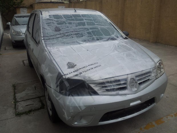 Carro foi apreendido pela polícia dentro de uma oficina mecânica (Foto: Mariane Rossi/G1)