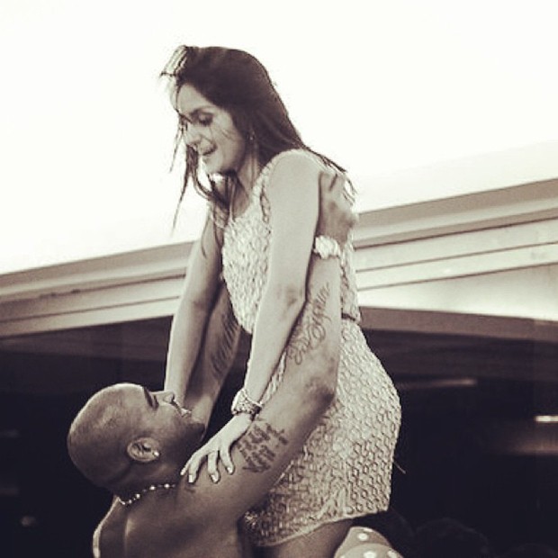 Namorada de Adriano posta foto com declaração (Foto: Instagram / Reprodução)