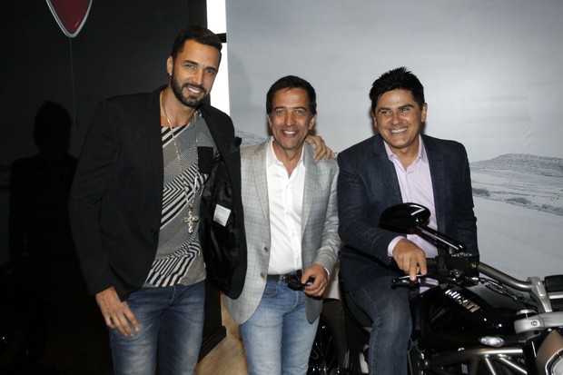 Latino, Ricardo Almeida e César Filho (Foto: Celso Tavares/EGO)