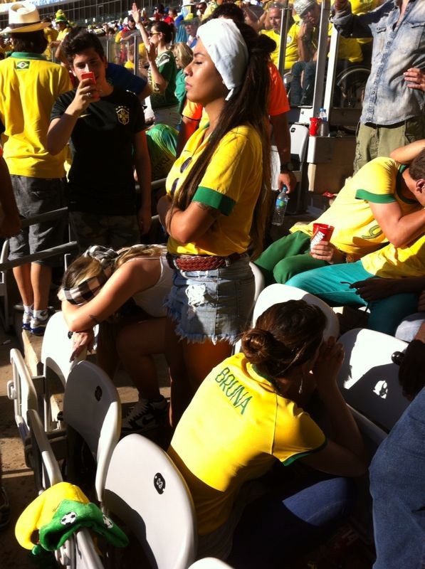 Bruna Marquezine e Rafaella Santos no jogo do Brasil (Foto: Silvio Azevedo / O Popular)