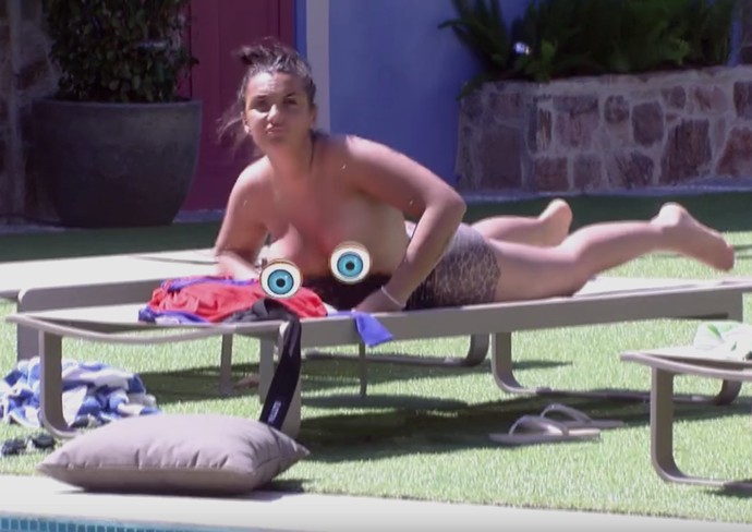 Elettra se descuida e mostra demais na piscina (Foto: TV Globo)