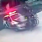 Suspeitos são lançados de moto em Campinas (Suspeitos são lançados de moto; veja vídeo (Suspeitos são lançados de moto após colisão ; veja vídeo (Reprodução/EPTV)))