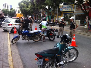 A Polícia de Trânsito também promoveu fiscalizações no entorno do Mercado. (Foto: Diego Souza/G1)