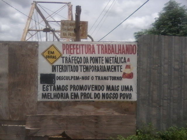Placa no local da obra de São Fidélis indica que a prefeitura trabalha no local (Foto: Internauta)
